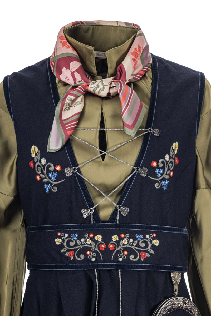 Satinskjerf til festdrakt