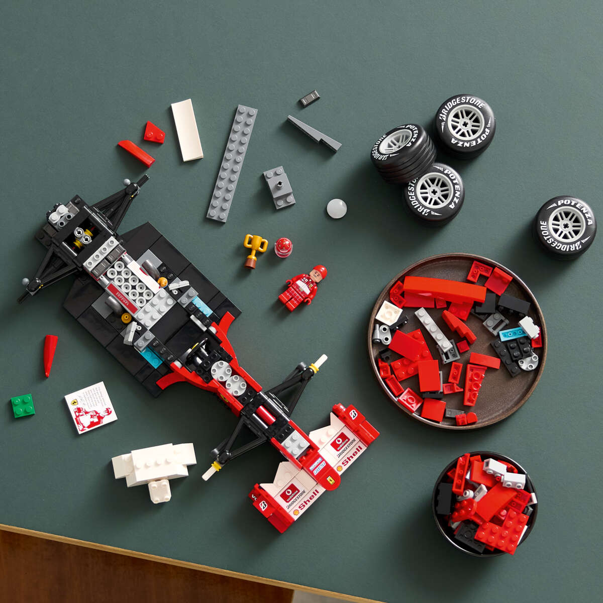 LEGO® Icons Ferrari F2004 og Michael Schumacher 11375