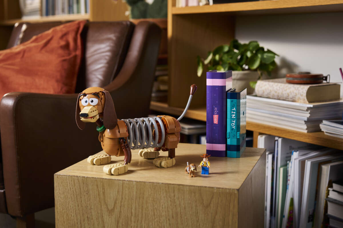 LEGO® ǀ Disney og Pixar Bokstøtter av Slinky Dog fra Toy Story 43301