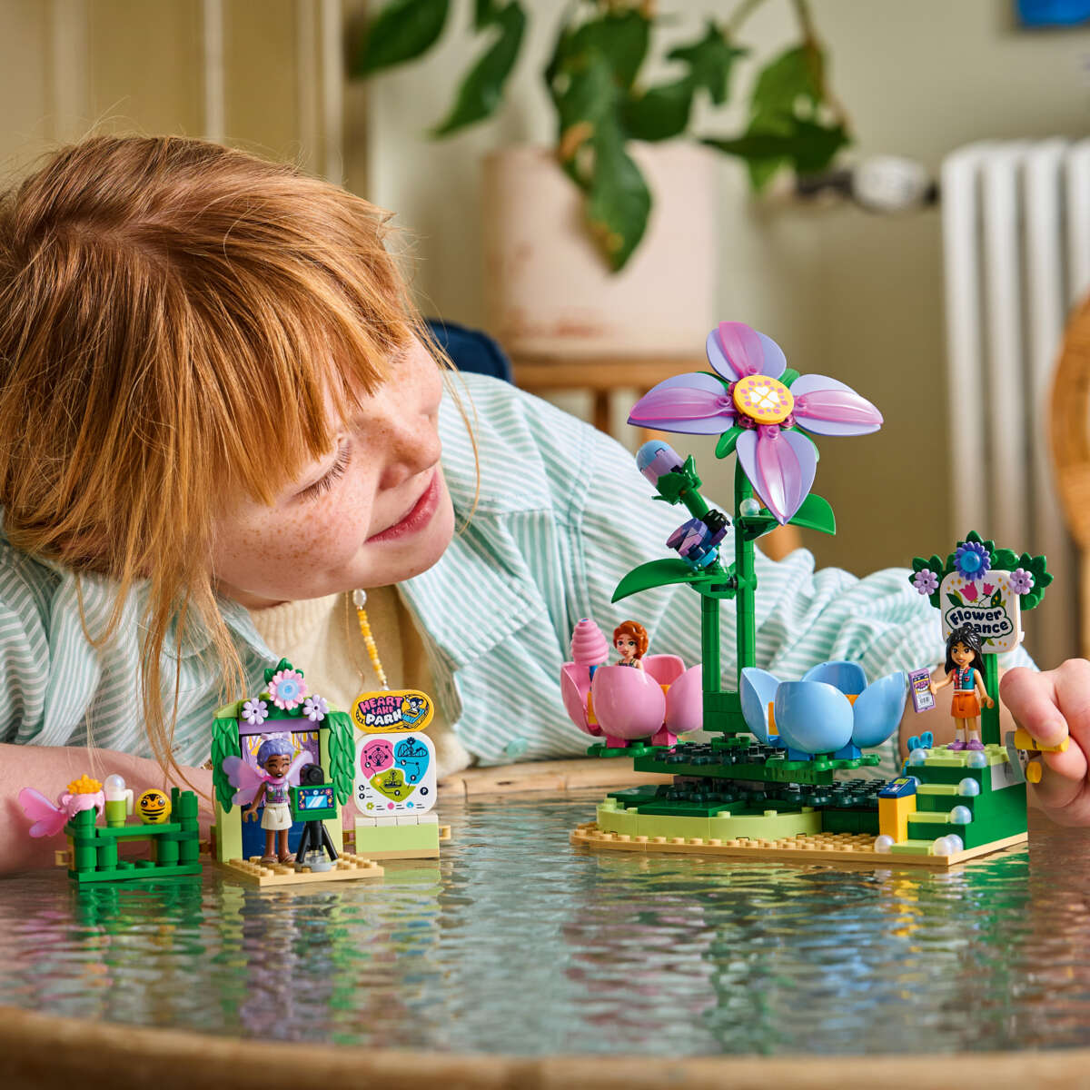 LEGO® Friends Snurrende tekoppkarusell med blomstertema 42702
