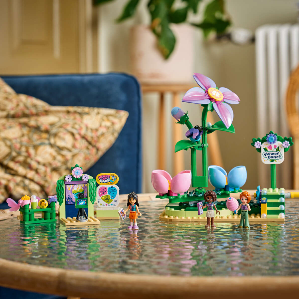LEGO® Friends Snurrende tekoppkarusell med blomstertema 42702