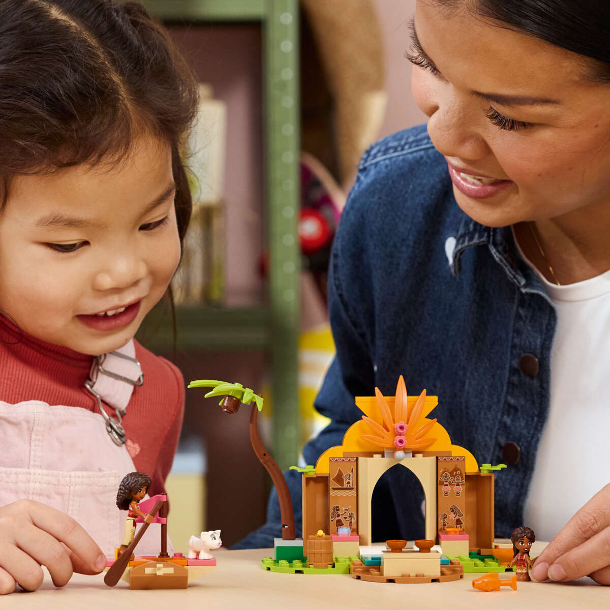 LEGO® ǀ Disney Landsbyhus og båt 43282