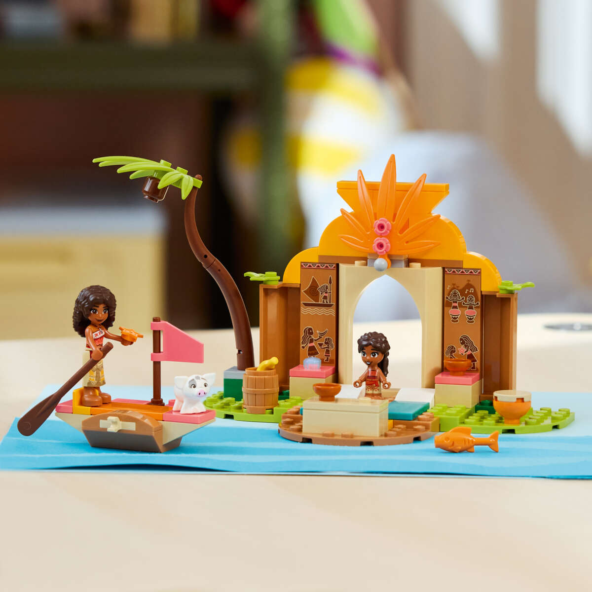 LEGO® ǀ Disney Landsbyhus og båt 43282