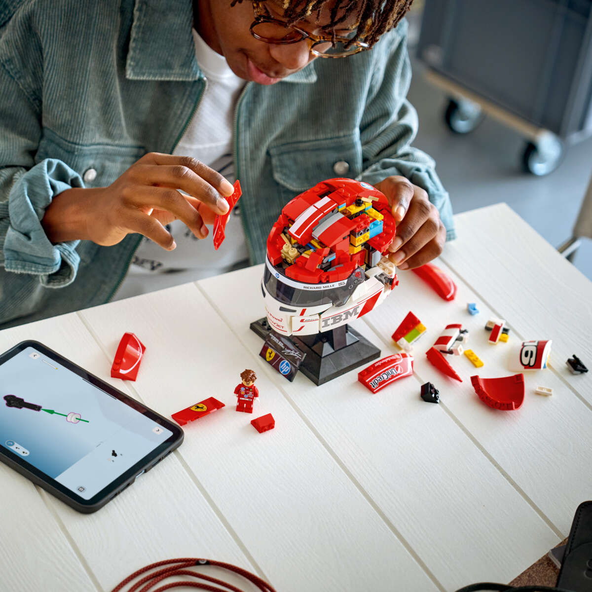 LEGO® Editions Formula 1 Scuderia Ferrari HP Charles Leclerc hjelm 43014