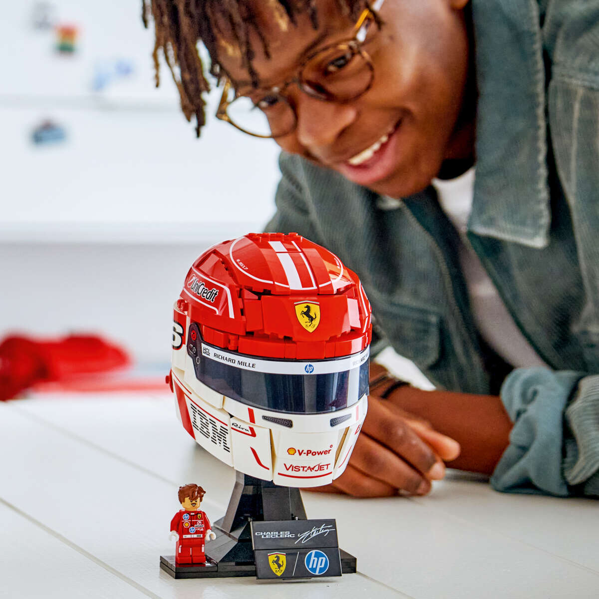 LEGO® Editions Formula 1 Scuderia Ferrari HP Charles Leclerc hjelm 43014
