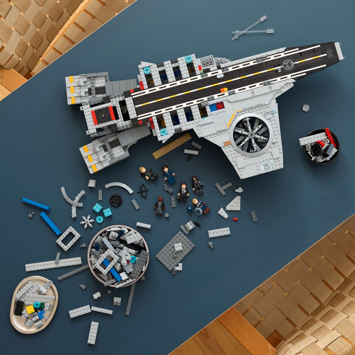 LEGO® ǀ Marvel S.H.I.E.L.D. helicarrier 76354