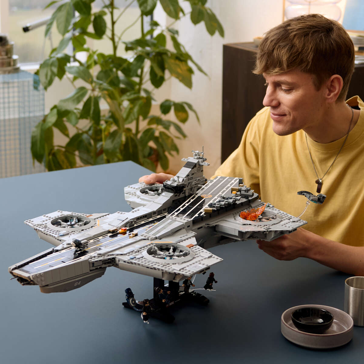 LEGO® ǀ Marvel S.H.I.E.L.D. helicarrier 76354
