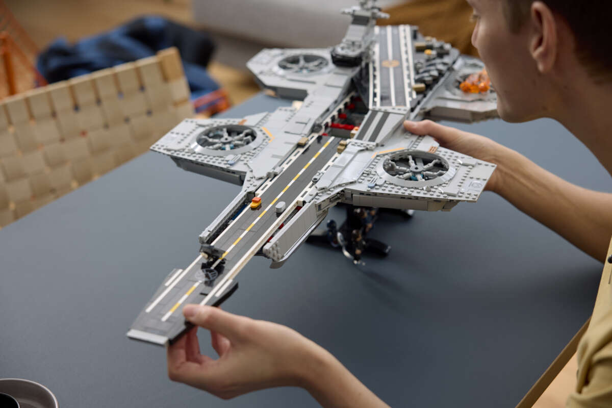 LEGO® ǀ Marvel S.H.I.E.L.D. helicarrier 76354