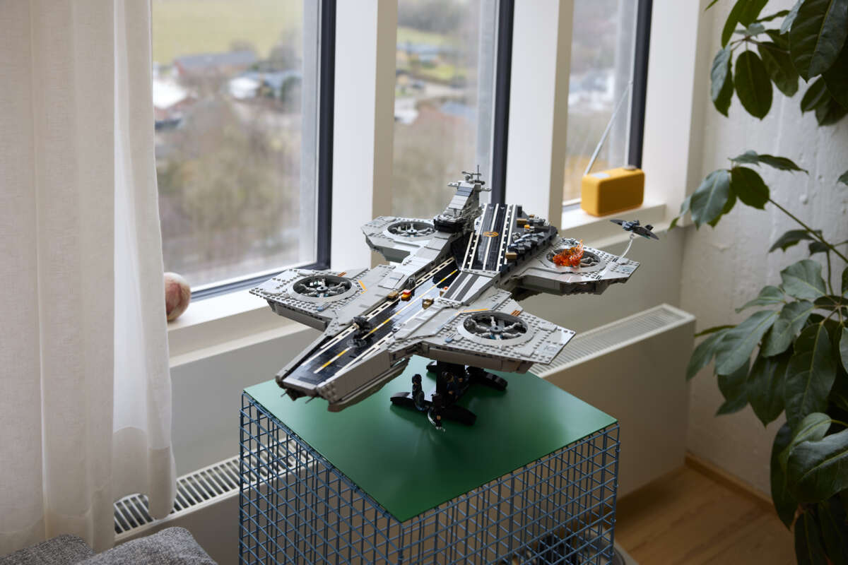 LEGO® ǀ Marvel S.H.I.E.L.D. helicarrier 76354