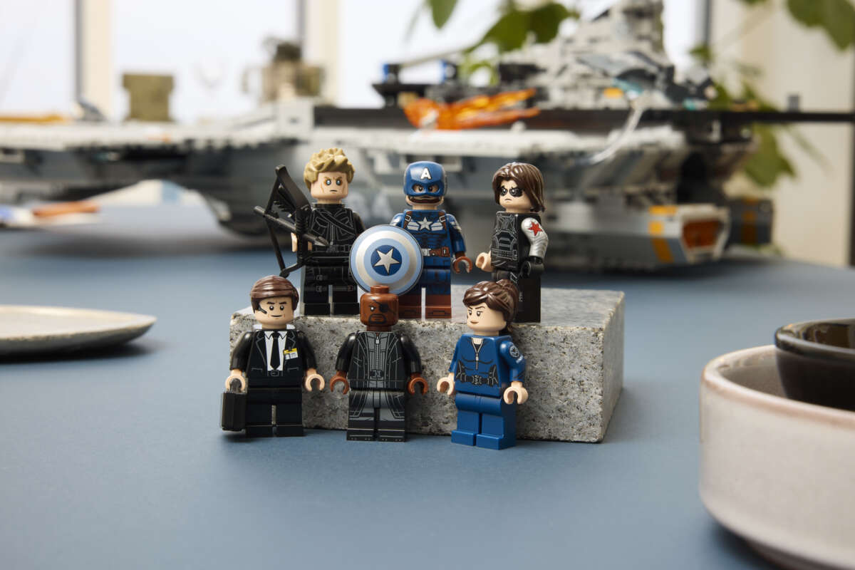 LEGO® ǀ Marvel S.H.I.E.L.D. helicarrier 76354