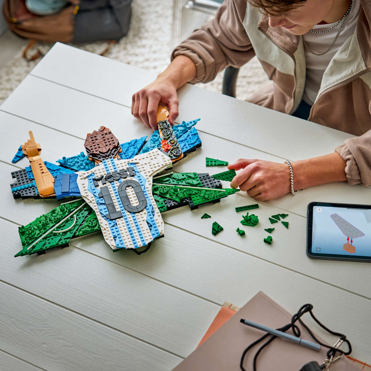 LEGO® Editions Lionel Messi feirer seieren 43018