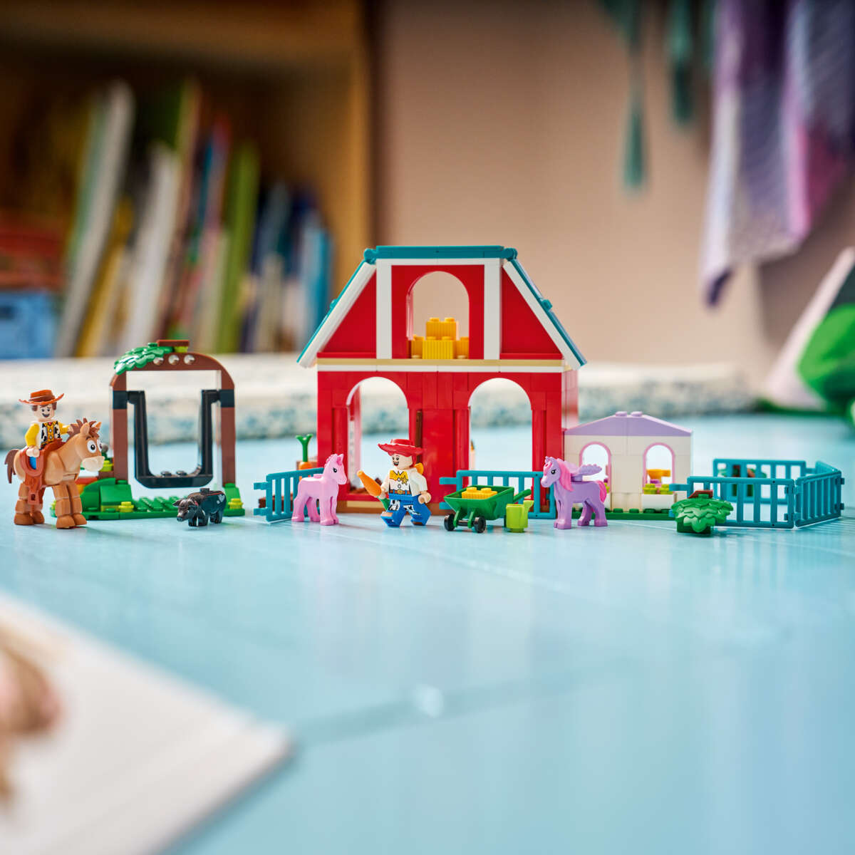 LEGO® ǀ Disney og Pixar Toy Story 5 Blazes hestegård 43304