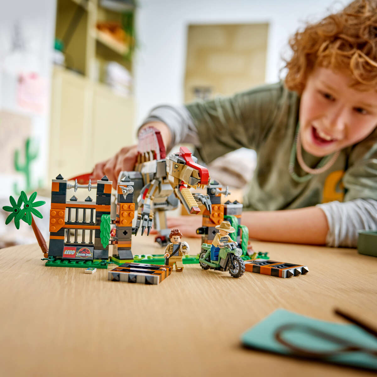 LEGO® Jurassic World Spinosaurus på flukt 77982