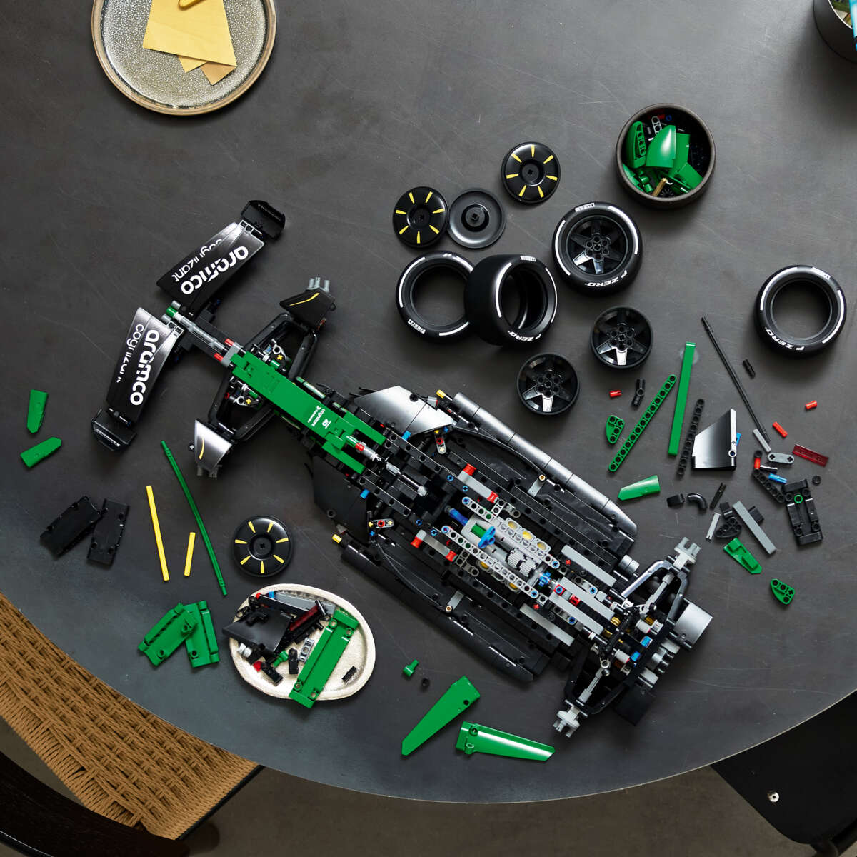 LEGO® Technic Aston Martin Aramco AMR25 F1®-bil 42240