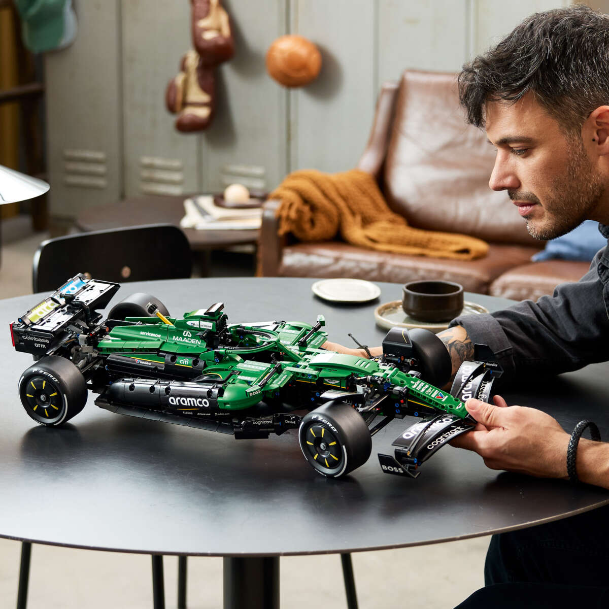 LEGO® Technic Aston Martin Aramco AMR25 F1®-bil 42240