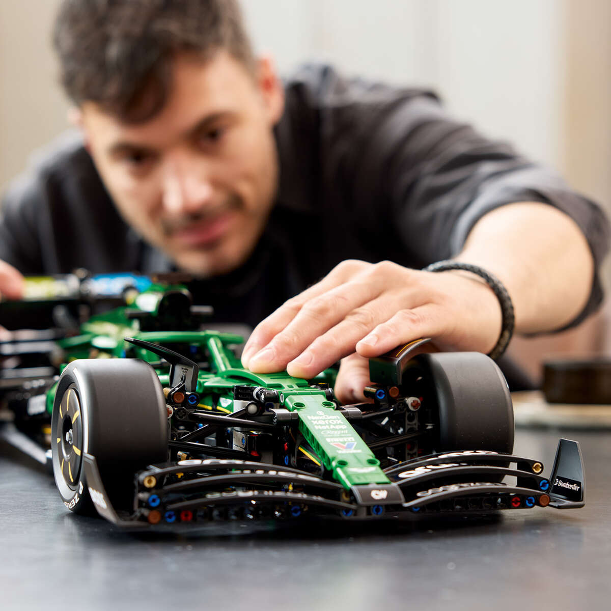 LEGO® Technic Aston Martin Aramco AMR25 F1®-bil 42240