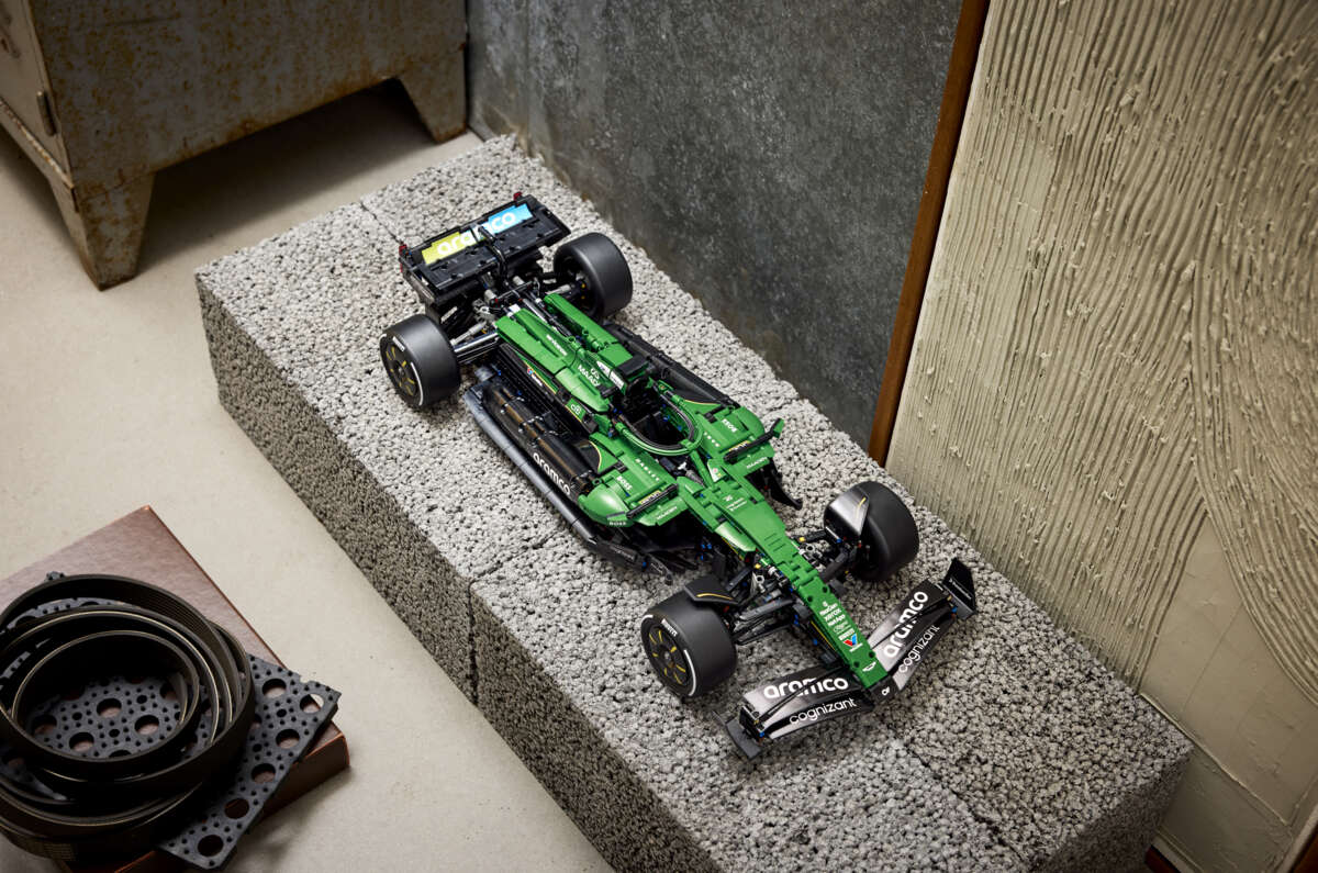 LEGO® Technic Aston Martin Aramco AMR25 F1®-bil 42240