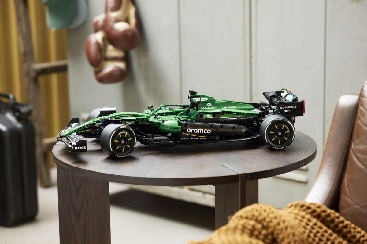 LEGO® Technic Aston Martin Aramco AMR25 F1®-bil 42240