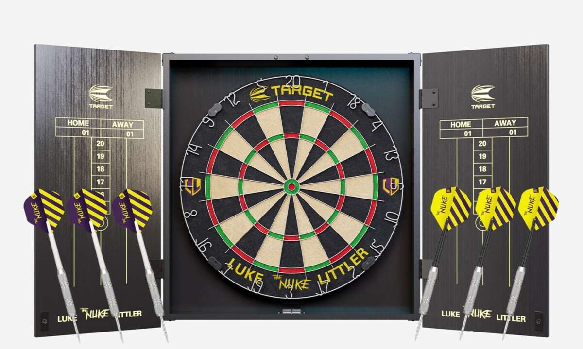 Target Luke Littler «The Nuke» dartskap med dartskive og 6 piler