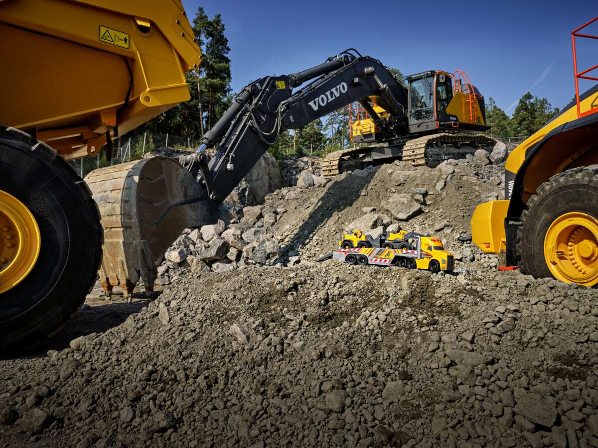 Volvo/Mack Heavy Loader truck