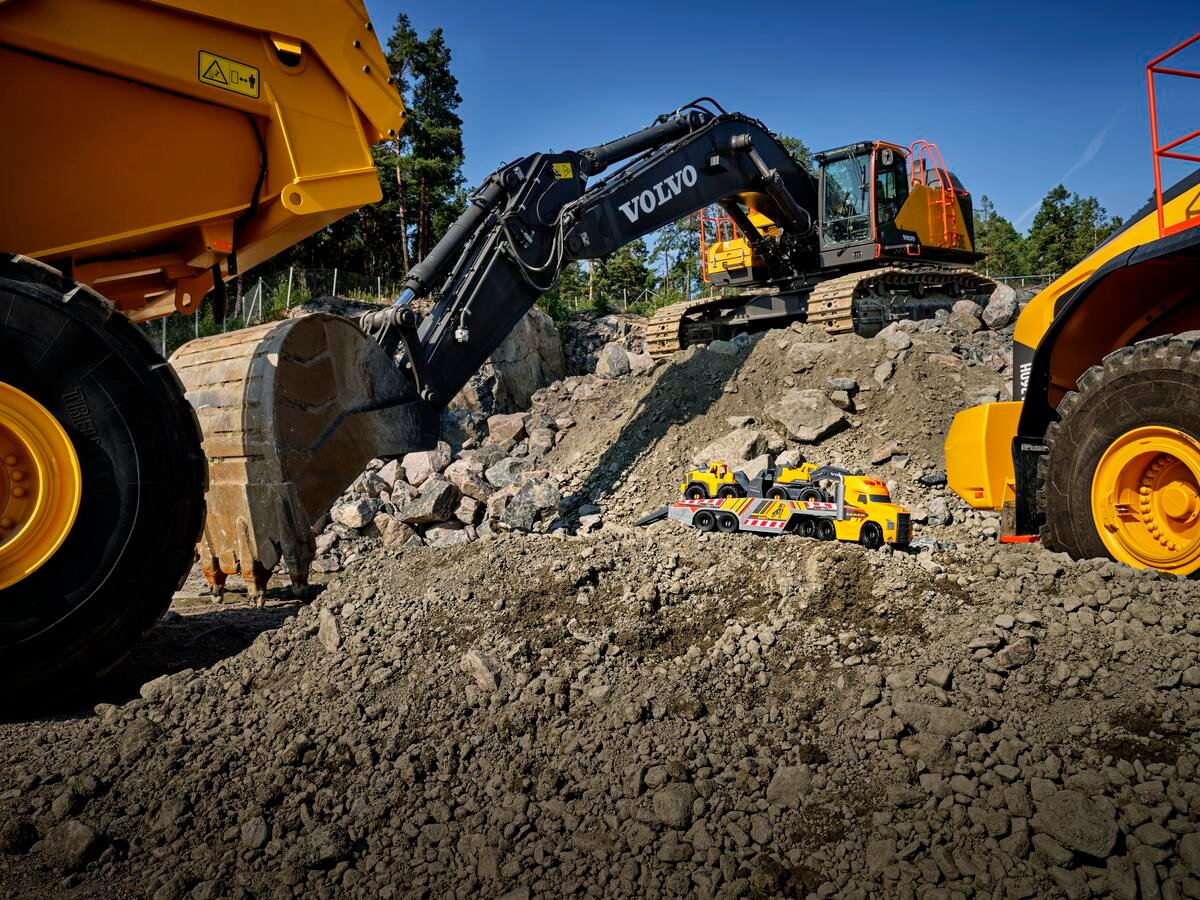 Volvo/Mack Heavy Loader truck