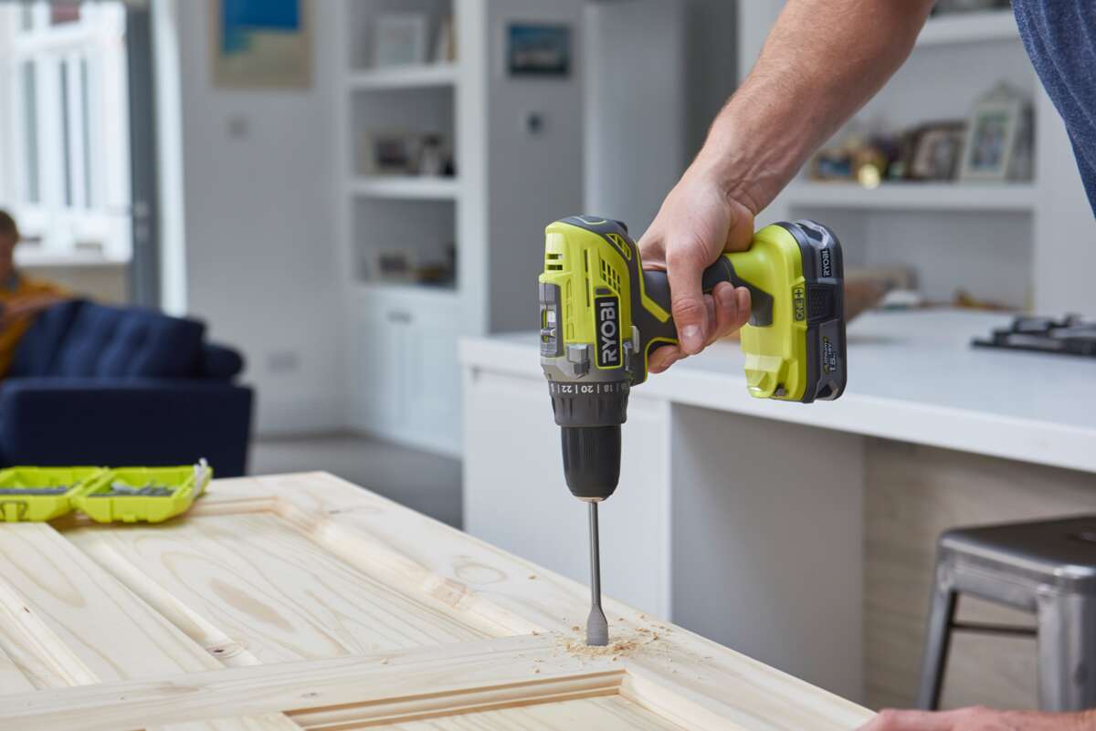 Ryobi R18DD3-115GA17 drill m/batteri og bits