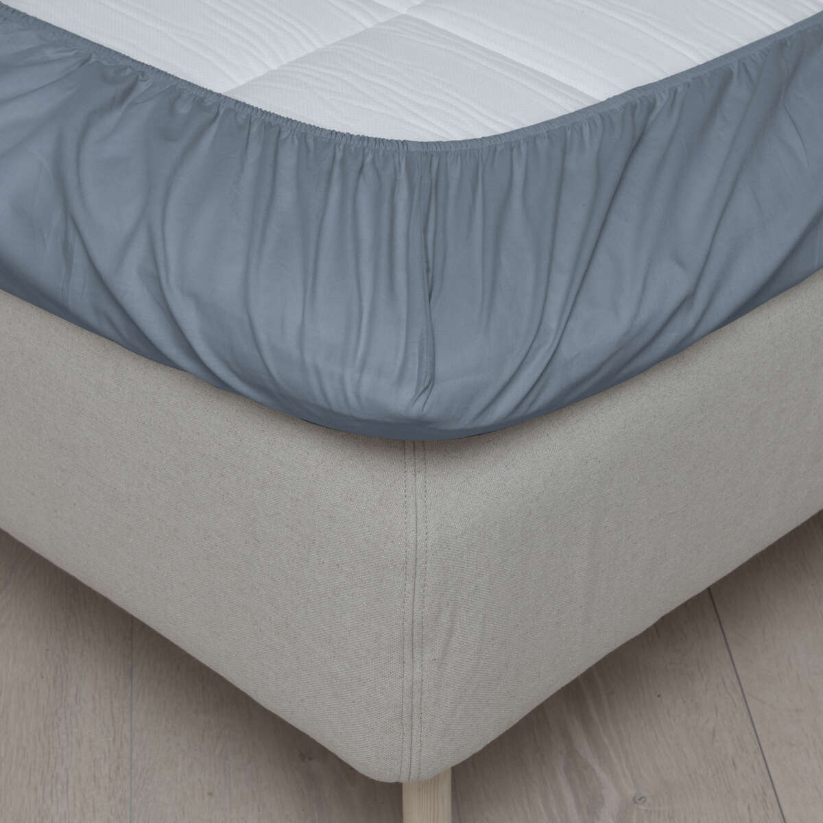 Høie formsydd laken med strikk