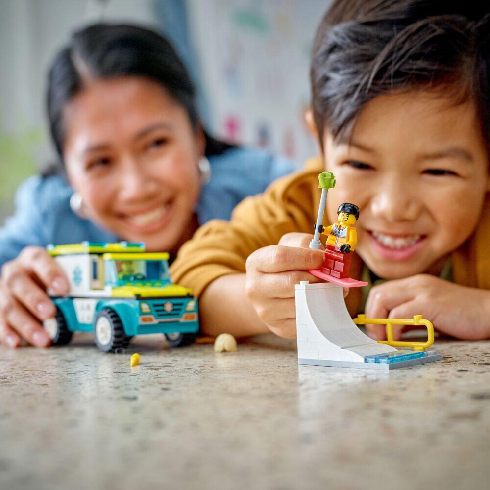 LEGO® City Ambulanse og snøbrettkjører 60403
