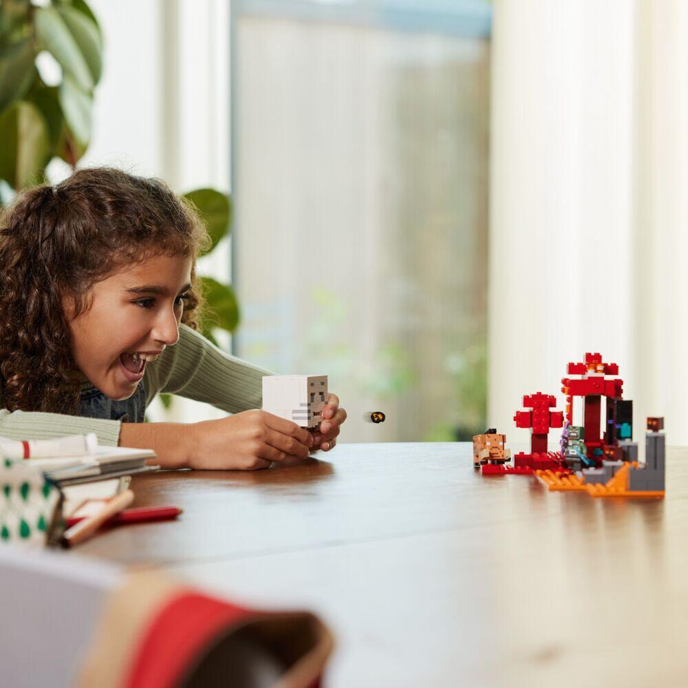 LEGO® Minecraft® Bakholdsangrep ved underverdenportalen 21255