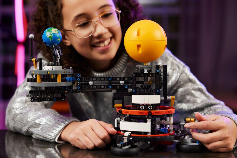 LEGO® Technic Månens kretsløp rundt jorden 42179