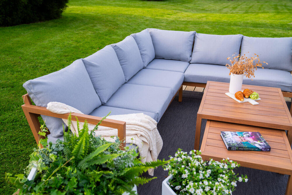 Røst hjørnegruppe teak og lys grå impregnerte putetrekk