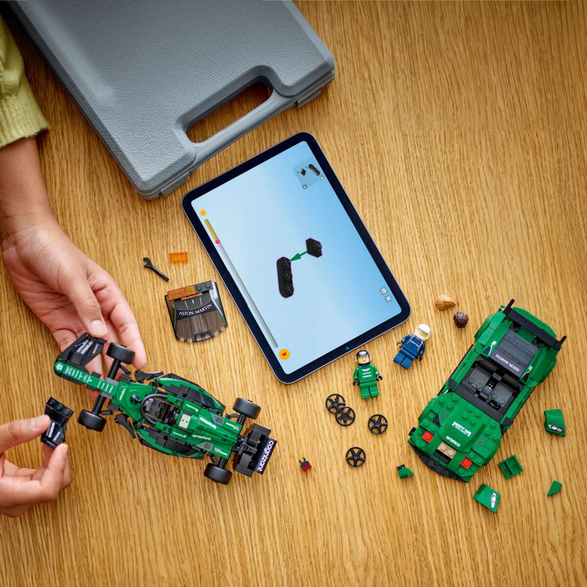 LEGO® Speed Champions Aston Martin sikkerhetsbil og AMR23 76925