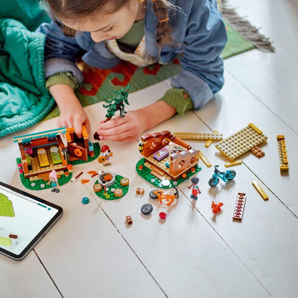 LEGO® Friends Koselige hytter på ferieleir 42624