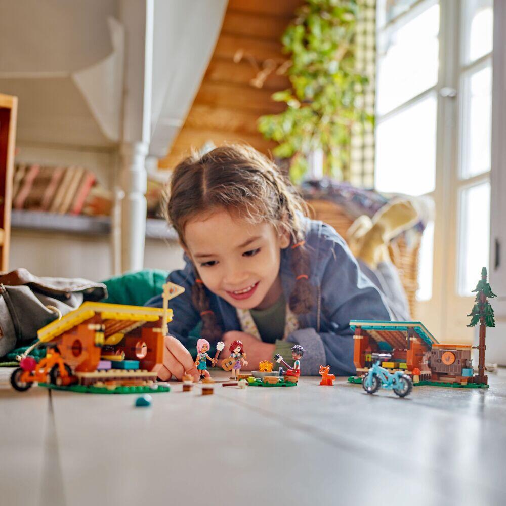 LEGO® Friends Koselige hytter på ferieleir 42624