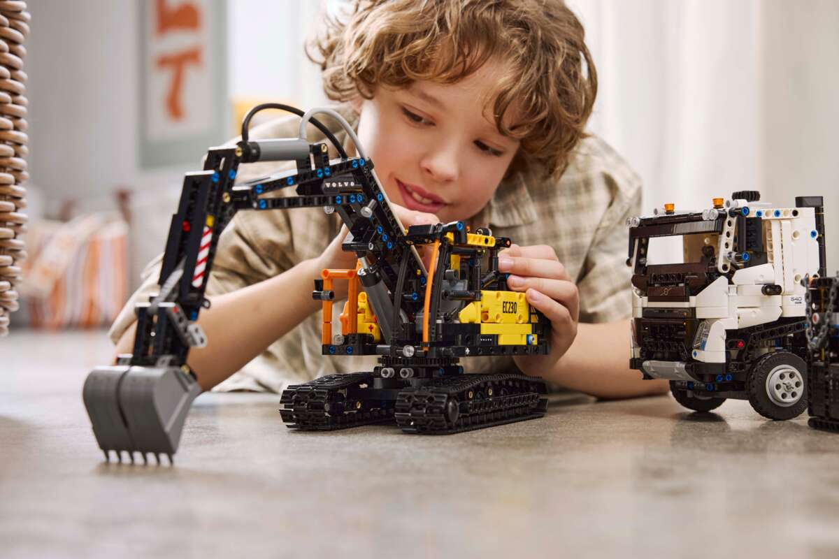 LEGO® Technic Volvo FMX-trailer og EC230 el-gravemaskin 42175