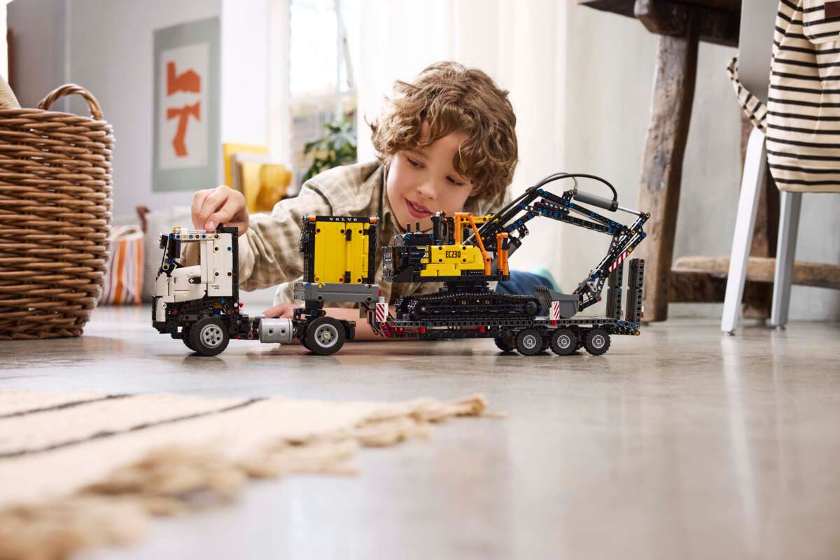 LEGO® Technic Volvo FMX-trailer og EC230 el-gravemaskin 42175