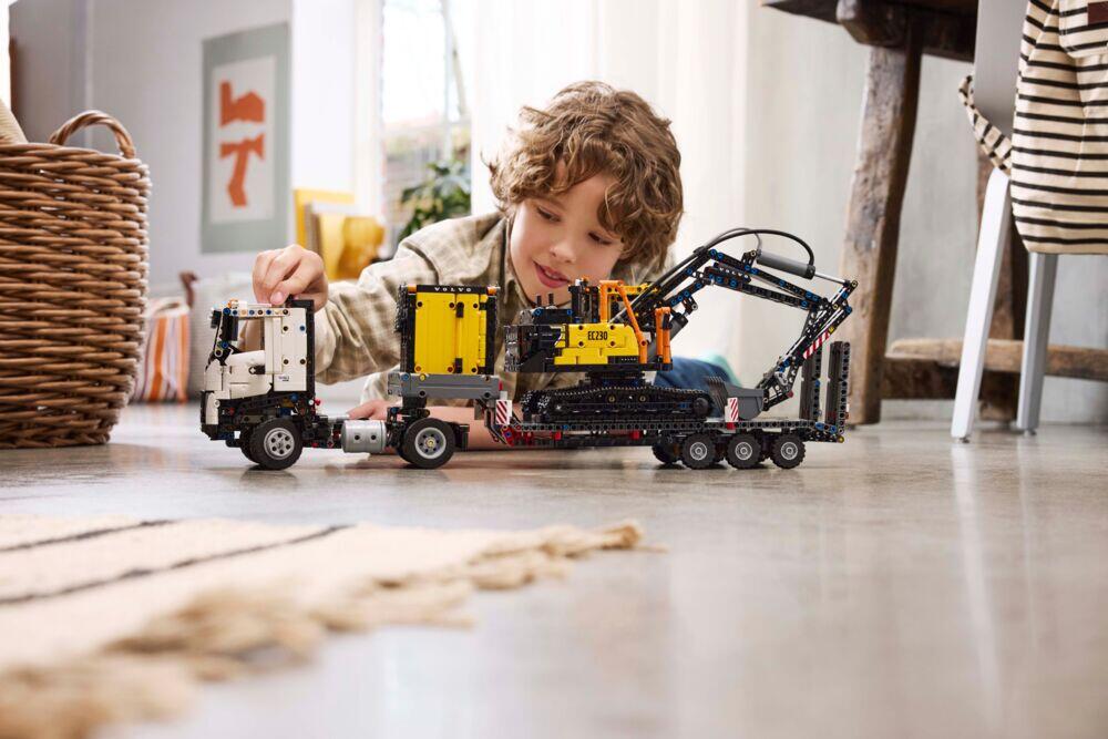 LEGO® Technic Volvo FMX-trailer og EC230 el-gravemaskin 42175