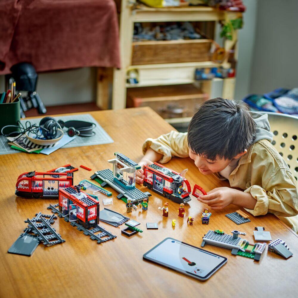 LEGO® City Trikkeholdeplass 60423