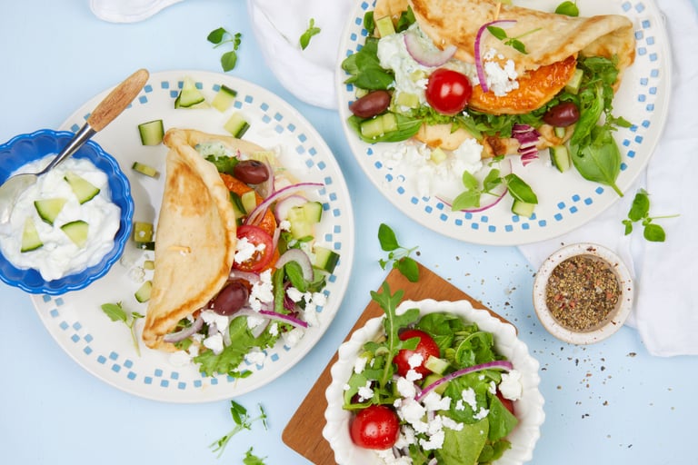 Lakseburger i pitabrød med gresk salat og tzatziki