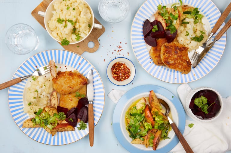 Ostepanetter med potet- og blomkålmos og smørstekte epler