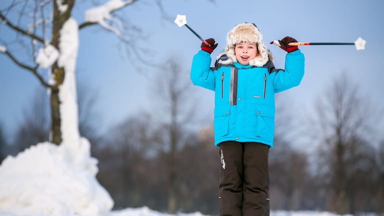 Gutt som står på langrennsski