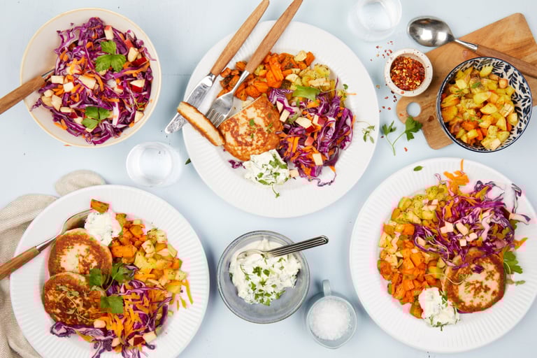 Fiskeburger med rotgrønnsaker og eplesalat
