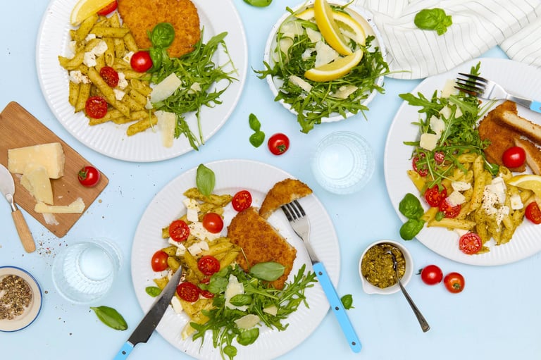 Kyllingpanetter med caprese-pastasalat