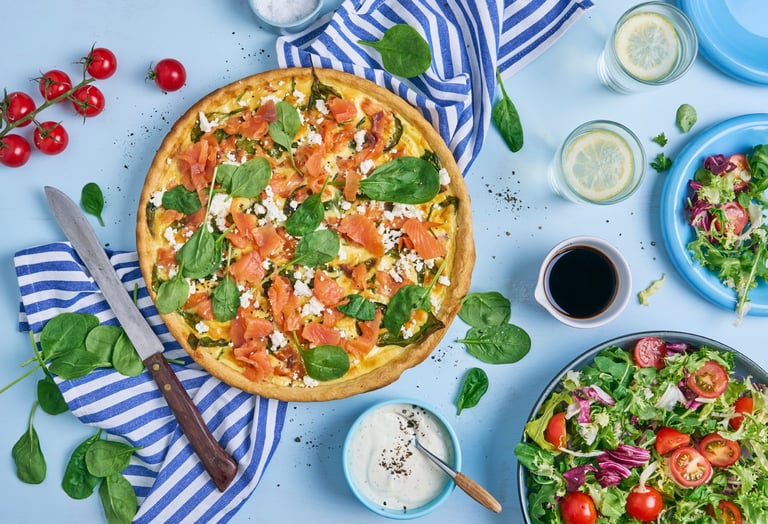 Pai med røkt laks, spinat og feta