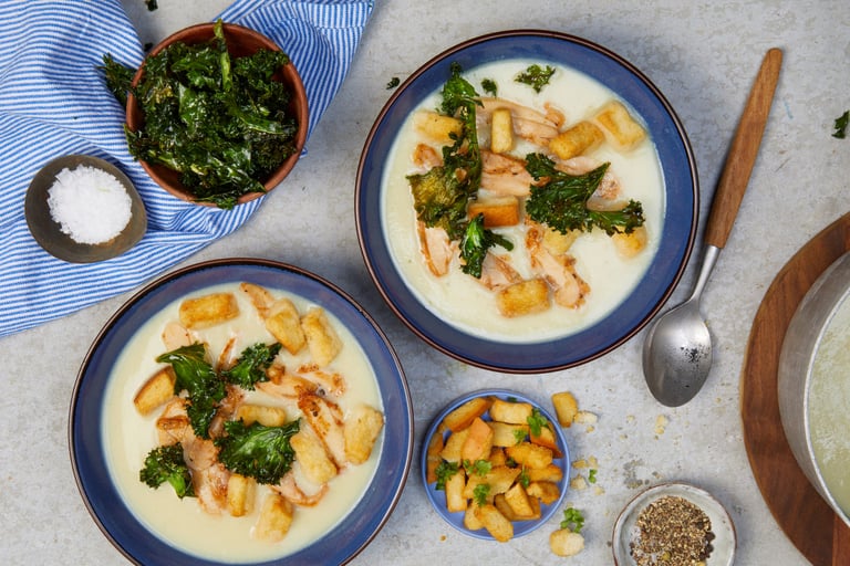 Blomkålsuppe med kylling, krutonger og grønnkål