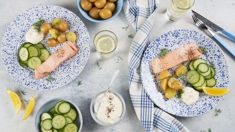 Kokt laks med agurksalat