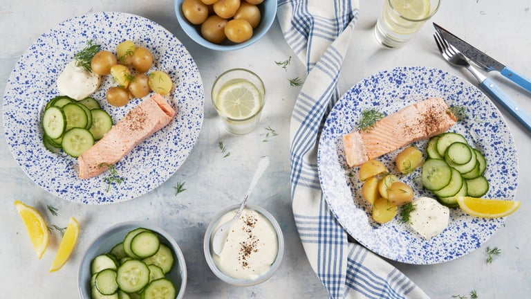 Kokt laks med agurksalat