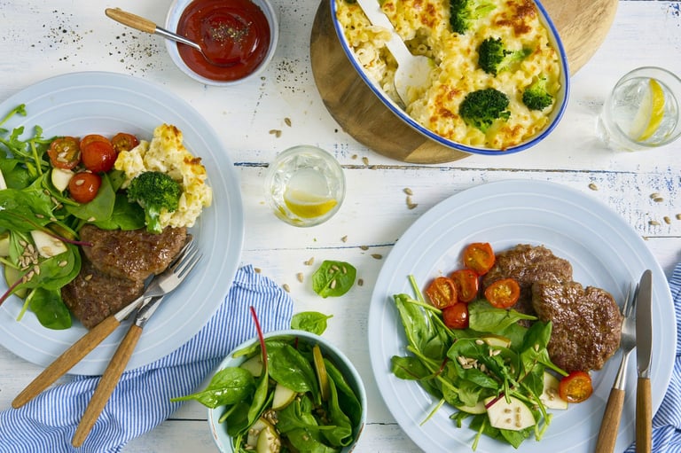 Gilde middagsfavoritter med makaronigrateng og pæresalat