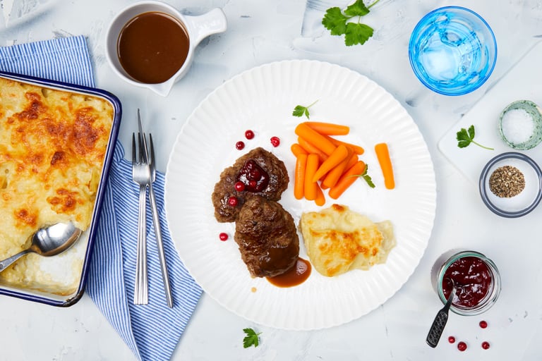 Karbonader med brun saus og fløtegratinerte poteter