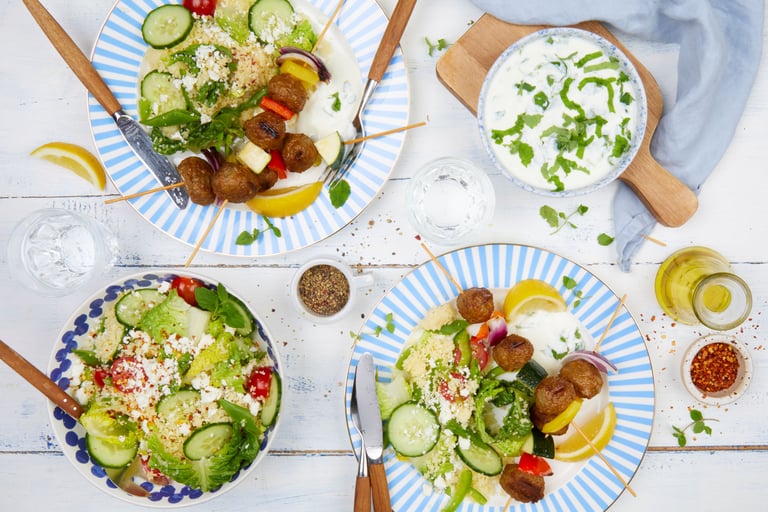 Grillspyd med kjøttboller og couscoussalat